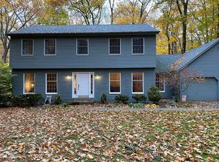 6 Berkshire Dr, Clifton Park, NY 12065