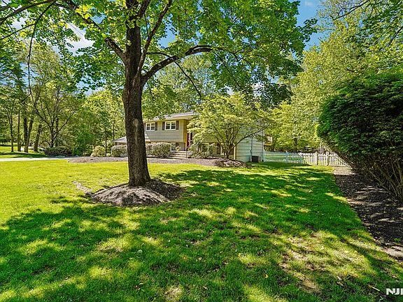 3rd image of 44 Brookwood Dr
