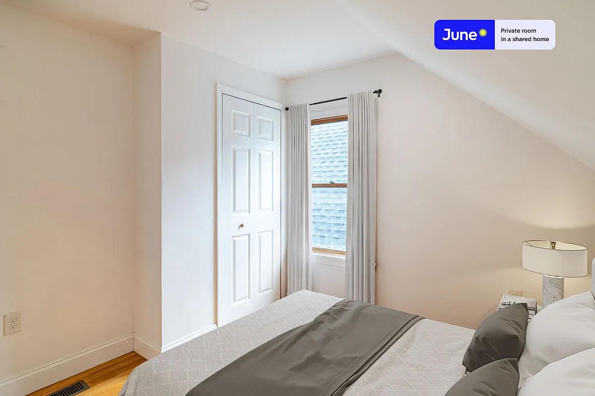 Full bedroom in 6 bed/2 bath home in Somerville #1379 E — Photo 1