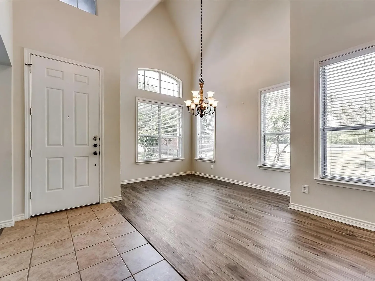 11104 Seguin Dr — Photo 3