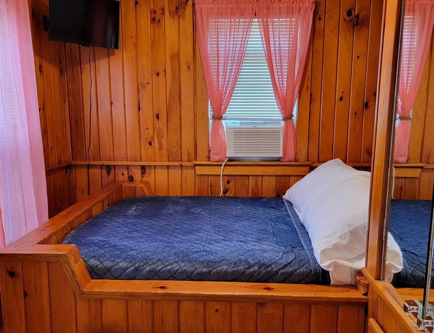 2 bed, 450 sqft, $1,875 — Photo 3