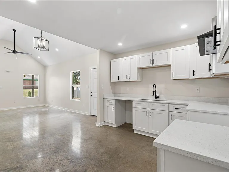 750 Barrett Pl — Photo 4