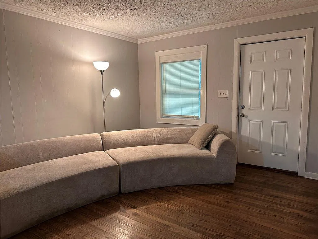 3 bed, 1.0 bath, 1144 sqft, $1,295 — Photo 3