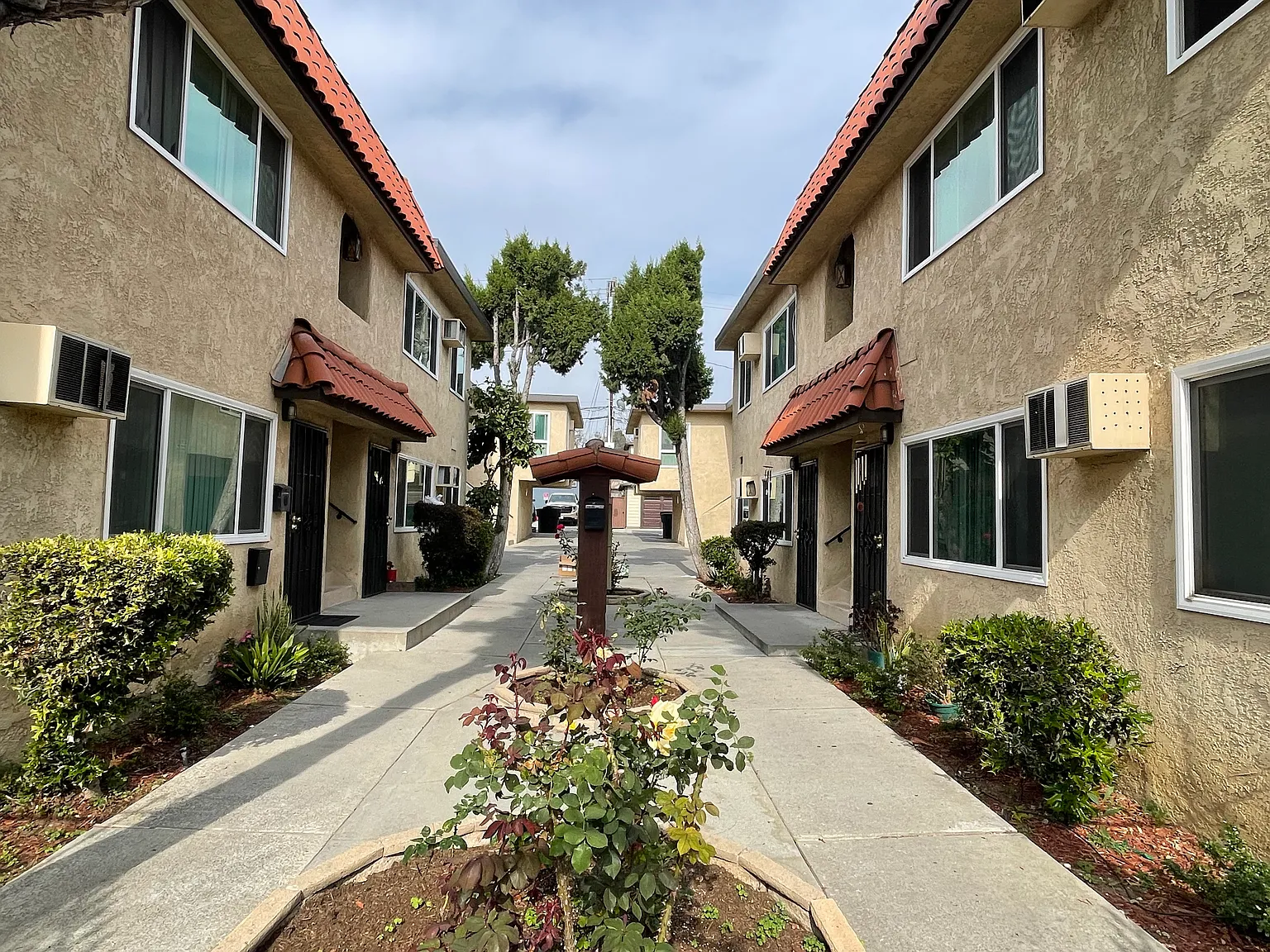 2 bed, 700 sqft, $2,200 — Photo 2