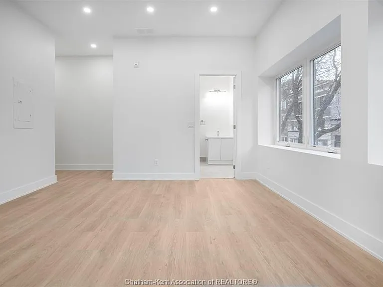 153 King St W #7 — Photo 8