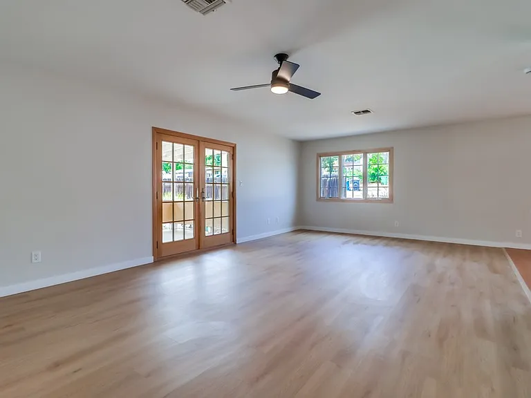 8120 Melrose Ln — Photo 7