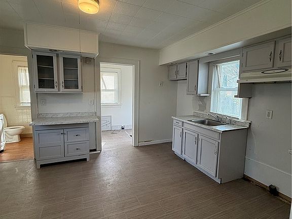 3rd image of 284 Jefferson Ave