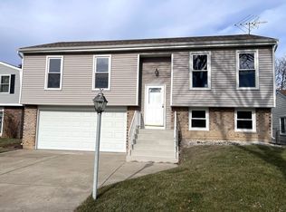 1170 Singleton Dr, Roselle, IL 60172