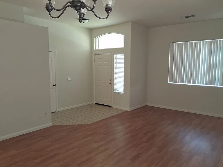 2092 Glory Ct — Photo 2