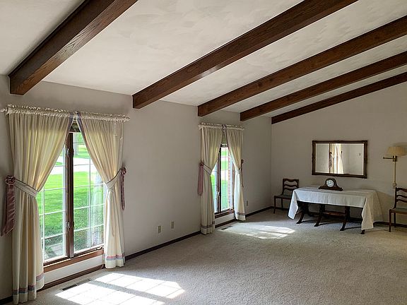 Vaulted ceiling, Living Room