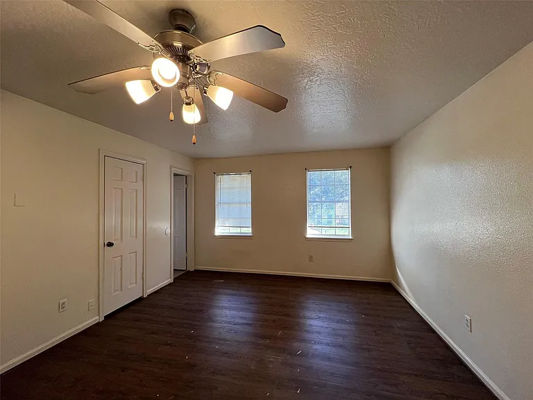 553 Roanoke Dr — Photo 7