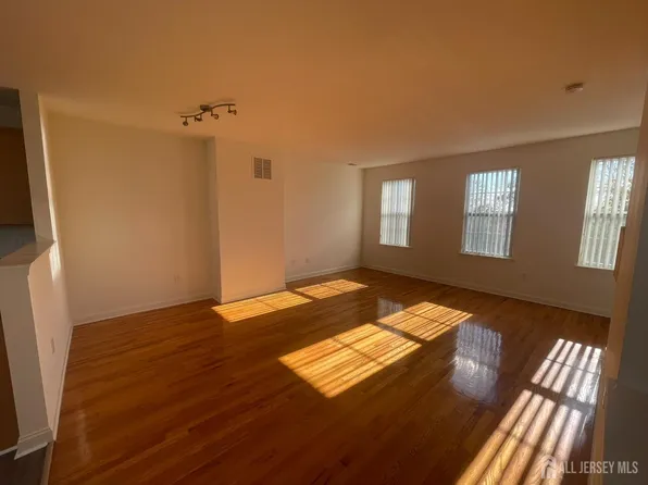 331 Gawron Ct, Parlin, NJ 08859