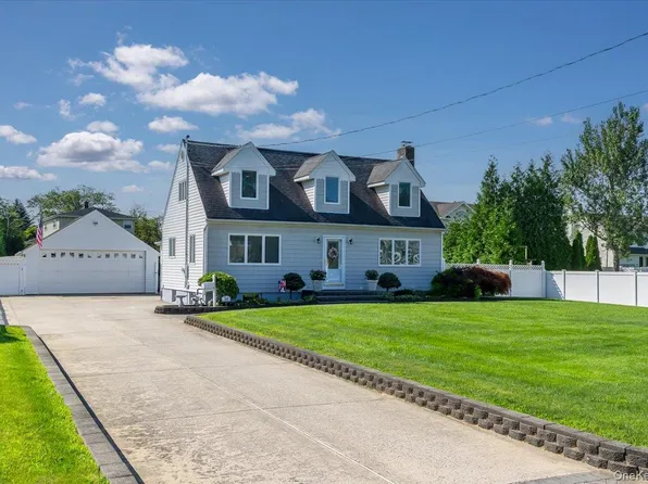 34 Farmers Avenue, Lindenhurst, NY 11757