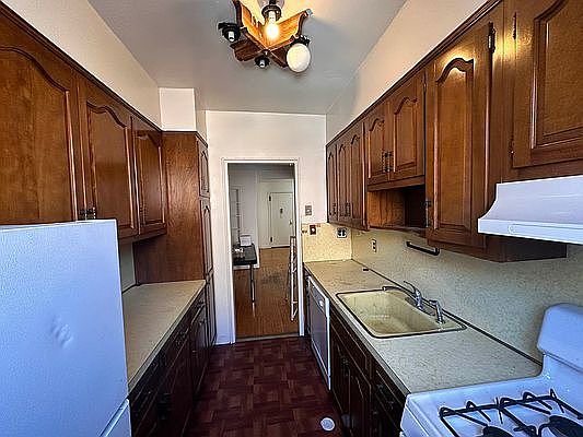 5th image of 67-70 Yellowstone Blvd #2Y