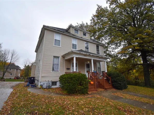 220 Franklin St, Staunton, IL 62088