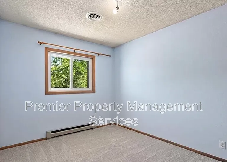 300 Aristocrat Dr — Photo 8