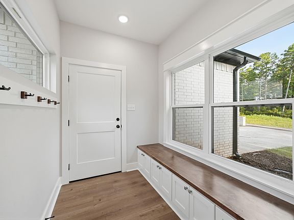 5th image of 389 Lynch Dr
