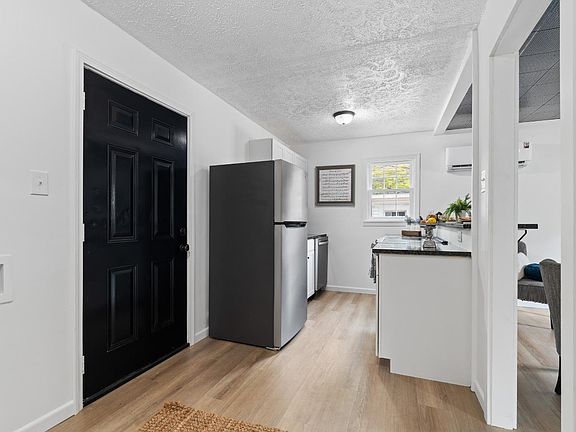 5th image of 327 Hughes St