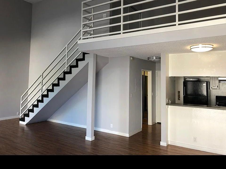 1st image of 7044 Hawthorn Ave #302