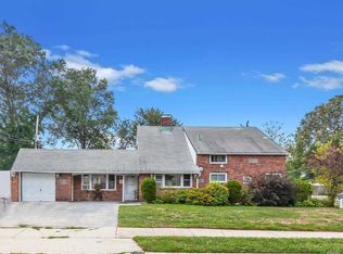 15 Laurel Ln, Levittown, NY 11756