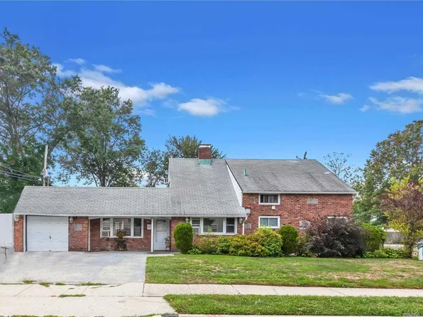 15 Laurel Ln, Levittown, NY 11756