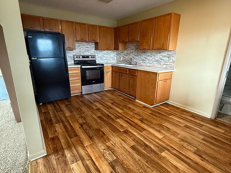 1835 Oregon Ave — Photo 2