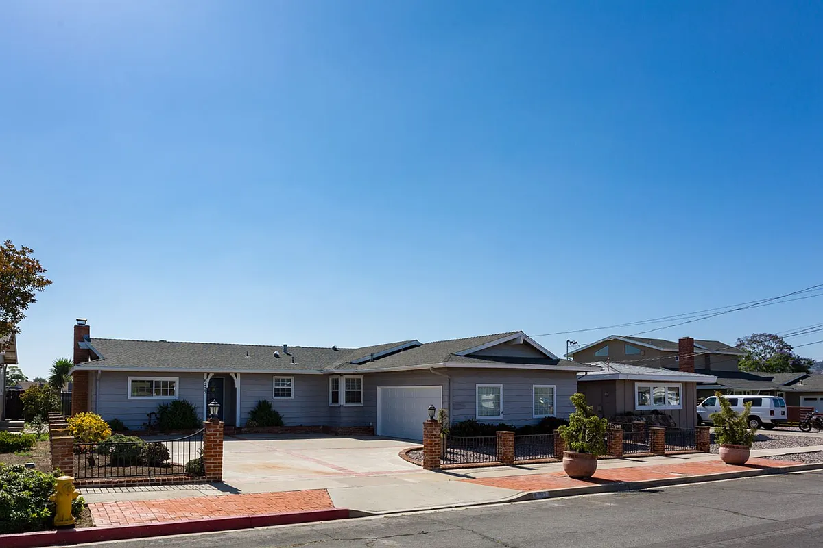 Building Photo - 6255 Cresthaven Dr