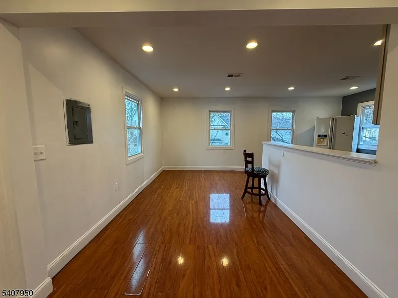 Building Photo - 726 E 6th St #2