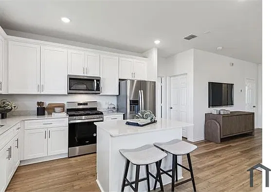 6 bed, 2720 sqft, $3,800 — Photo 3