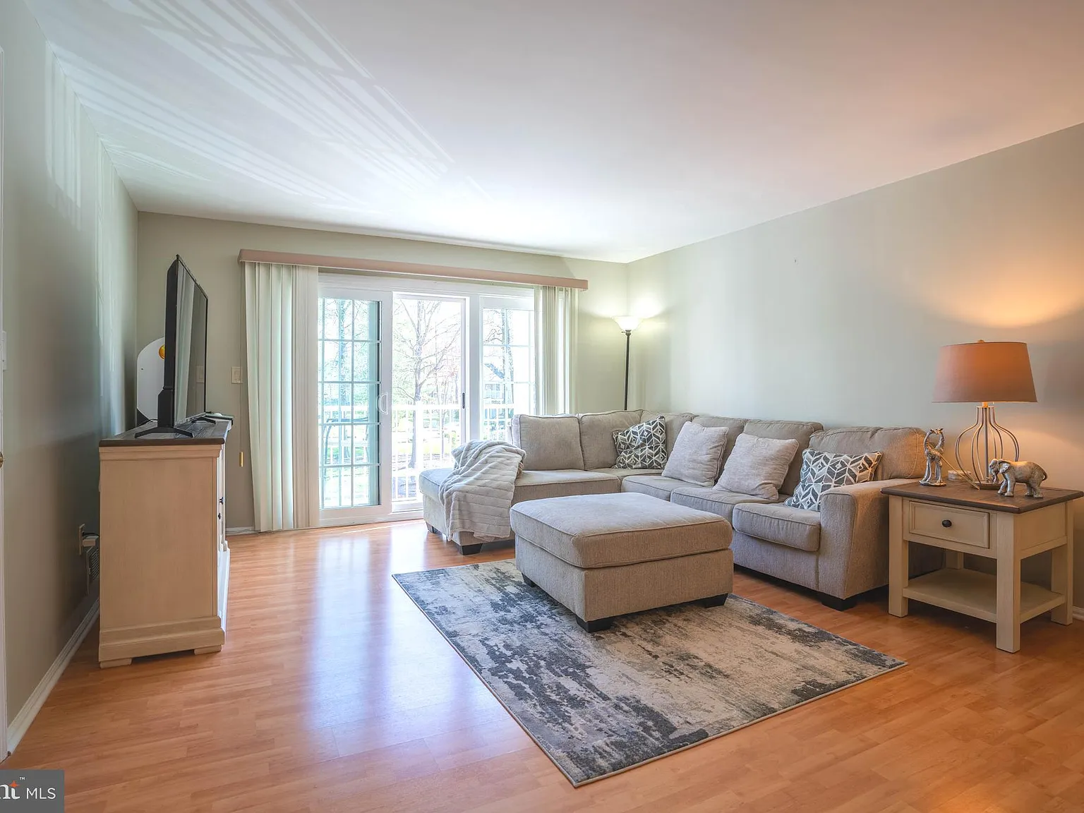 2 bed, 1100 sqft, $2,400 — Photo 4