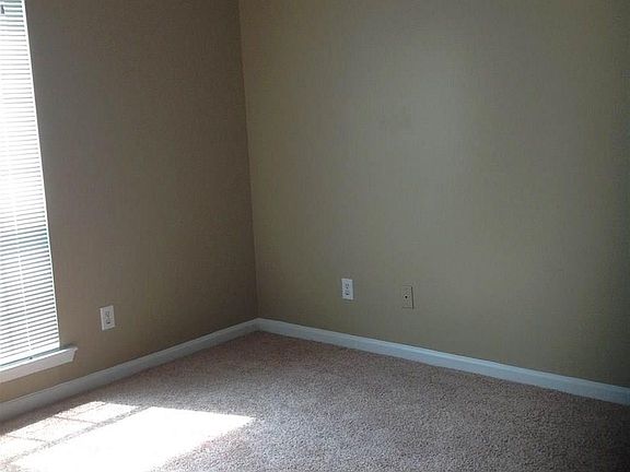 5th image of 200 Willow Point Cir