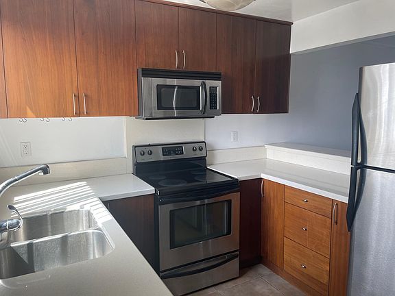 3rd image of 2828 University Ave Unit 506