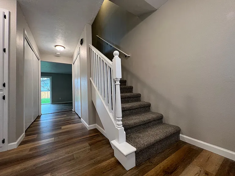 2575 NW Fairlawn St — Photo 6
