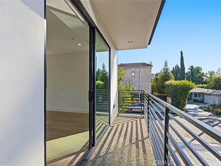 13602 Burbank Blvd — Photo 12