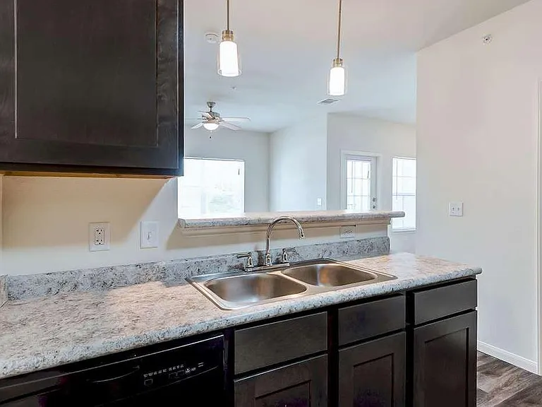 Live Oak Apartments — Photo 3