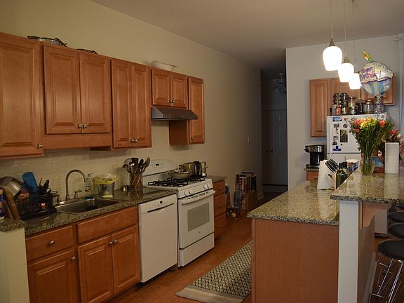 Kitchen and kitchen island/breakfast bar
