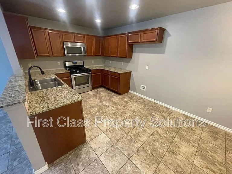 129 Ashley Dr — Photo 4