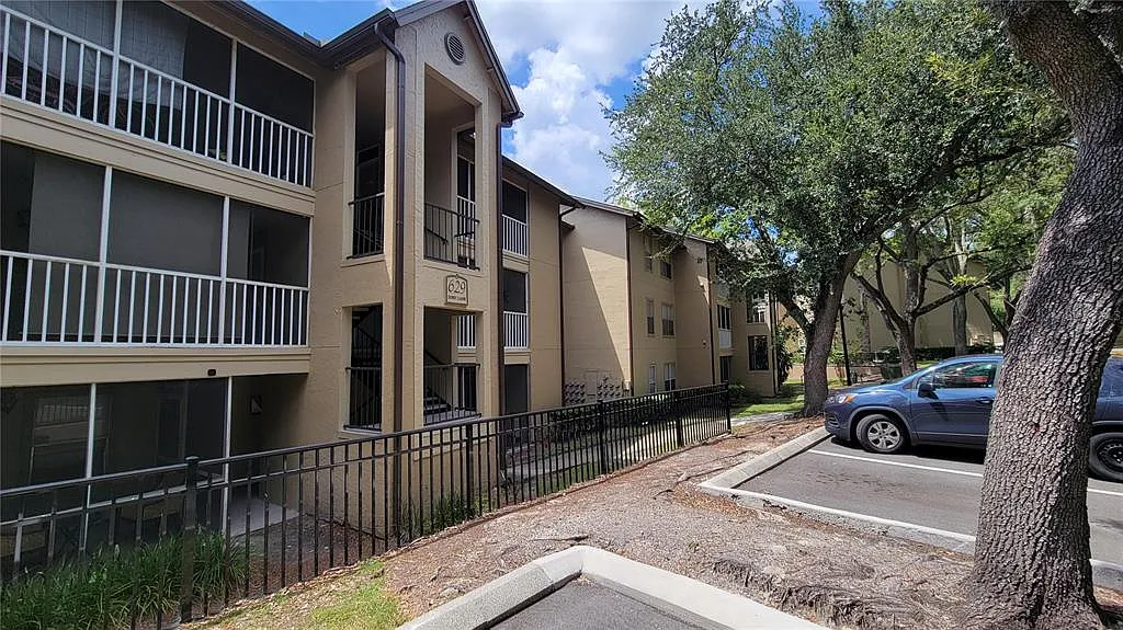 2 bed, 2.0 bath, 1019 sqft, $1,549 — Photo 2