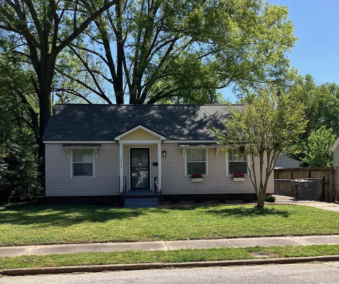 3 bed, 1.0 bath, 888 sqft, $1,395 — Photo 1