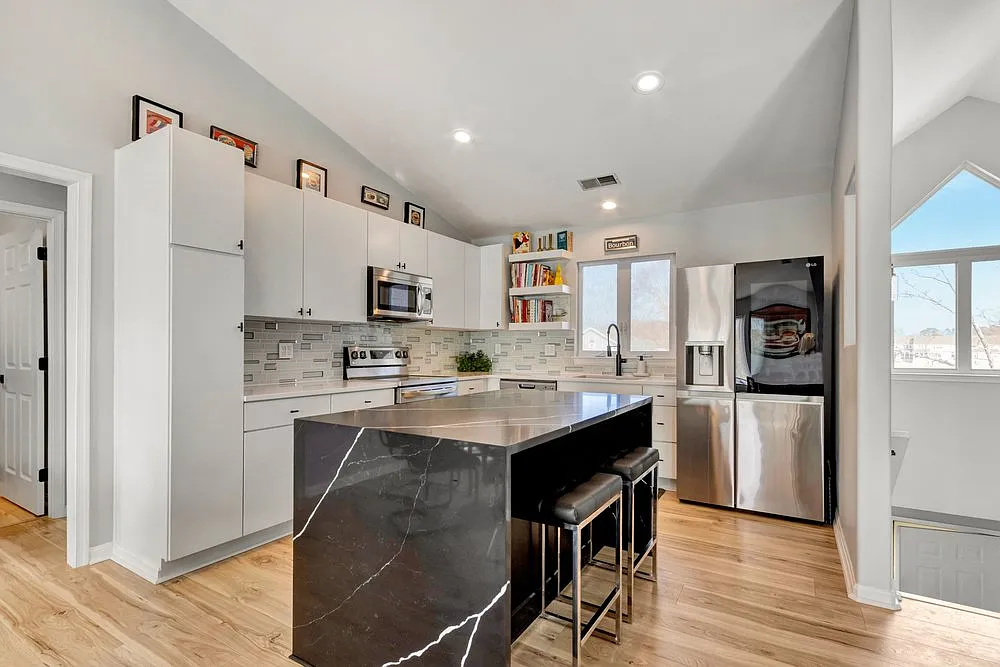 3 bed, $2,400 — Photo 4
