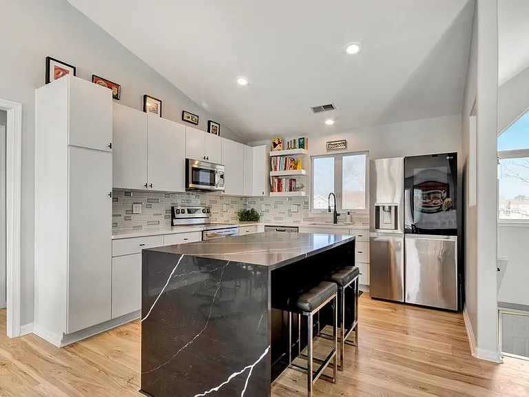 297 Lakeside Dr — Photo 4