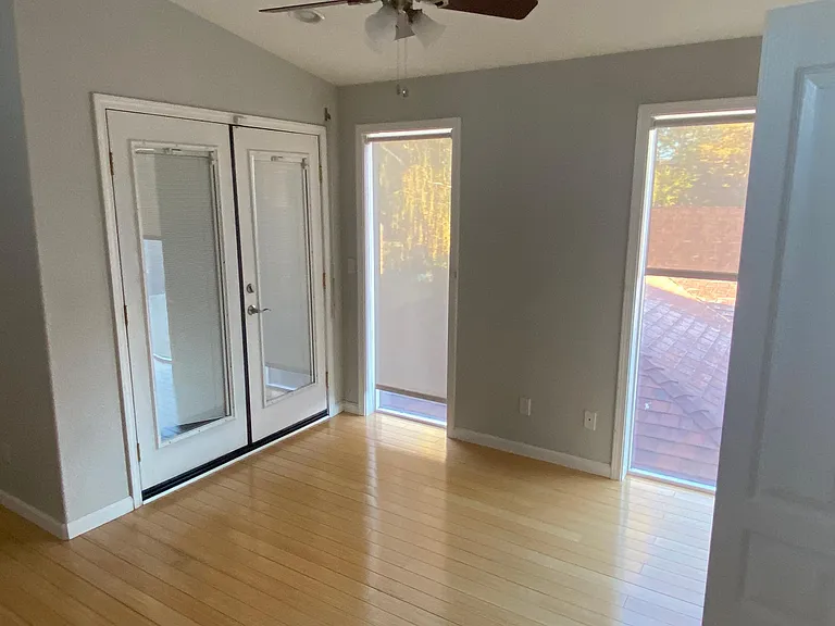 205 E John St — Photo 8