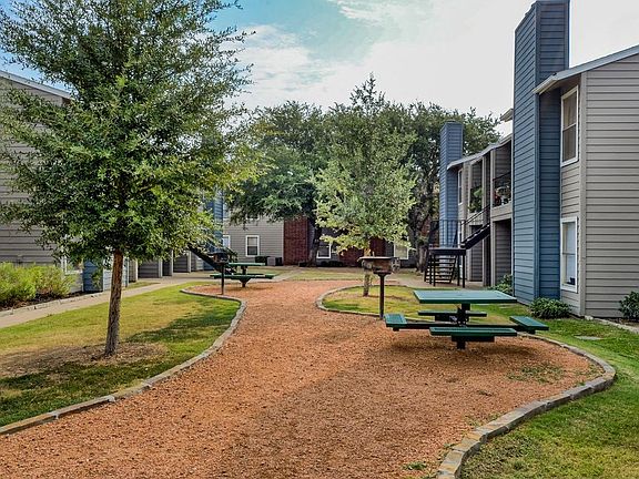 Oak Tree Village Apartments Outdoor Picnic Area for residents