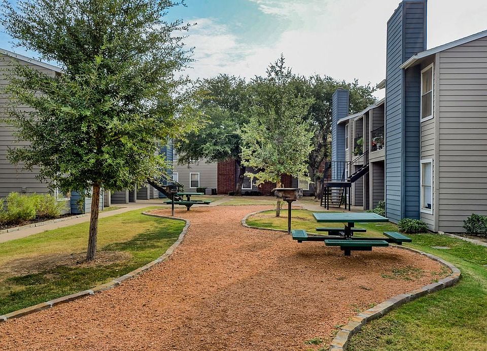 Oak Tree Village Apartments Outdoor Picnic Area for residents