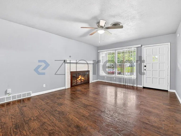 2332 Grandview Dr — Photo 1