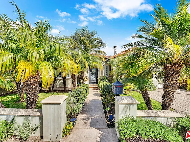326 N Doheny Dr — Photo 1