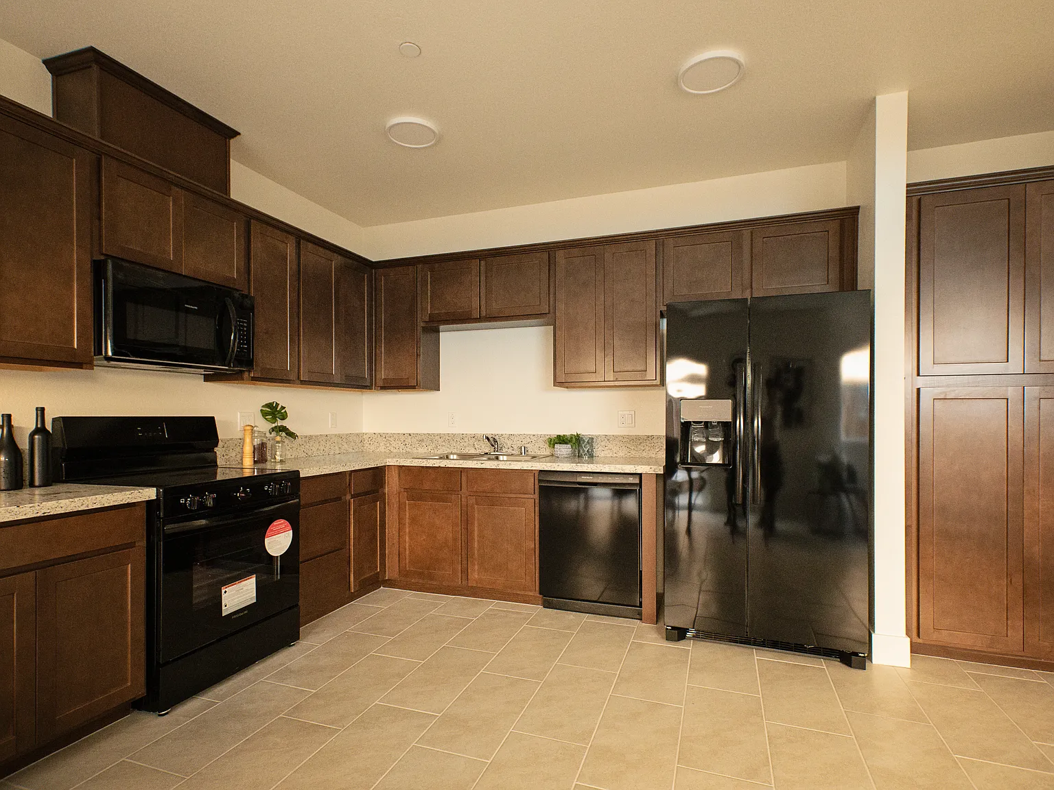 3 bed, 2.5 bath, 1515 sqft, $2,380 — Photo 3