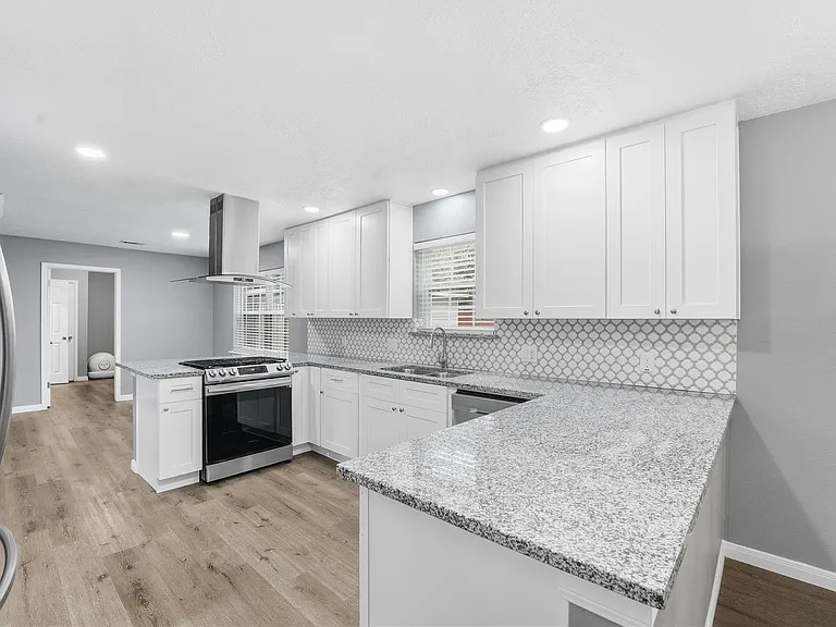7815 12th Fairway Ln — Photo 2