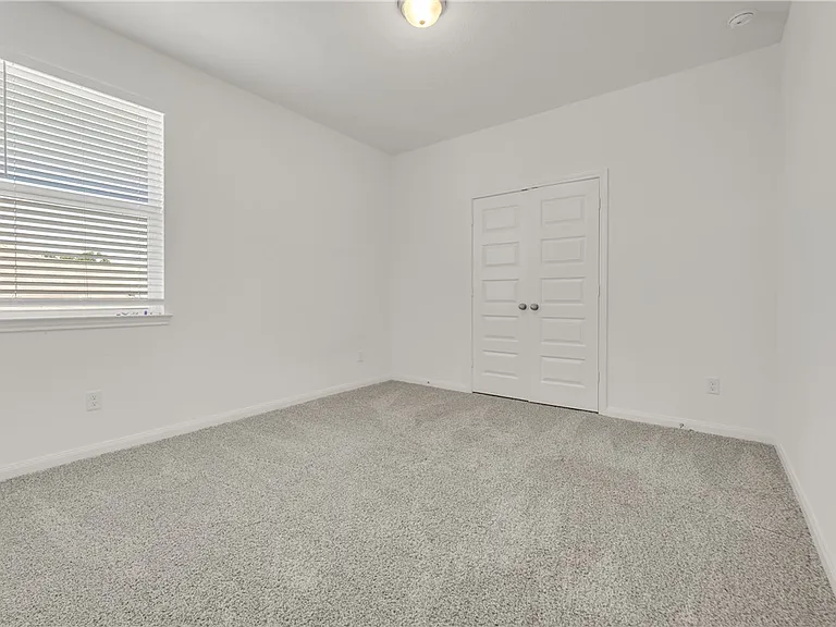 1386 Kingsgate Dr — Photo 26