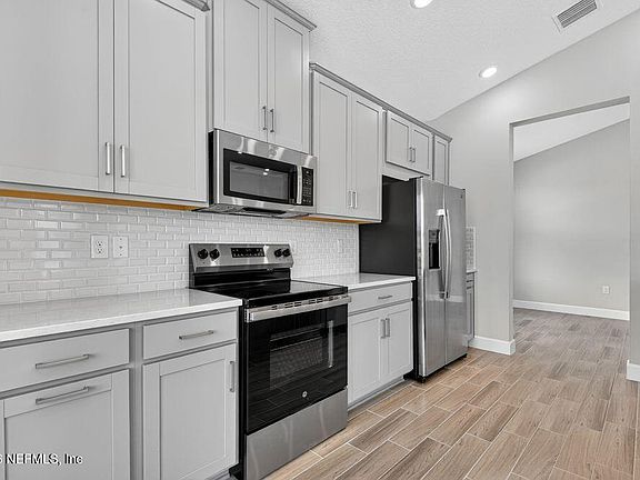 4th image of 37 ARMOYAN Drive